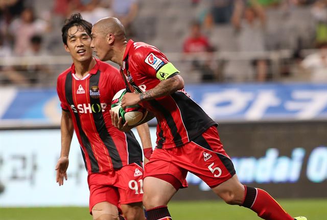 11일 서울 상암 월드컵경기장에서 열린 프로축구 FC서울과 포항 스틸러스의 경기. FC서울 차두리가 골을 넣고 기뻐하고 있다.연합뉴스