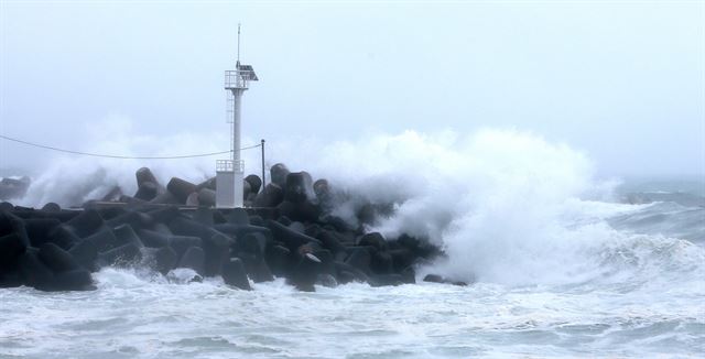 12일 오전 제주 해상이 북상하는 제9호 태풍 찬홈의 간접 영향권에 접어들어 서귀포시 법환포구에 높은 파도가 일고 있다. 연합뉴스