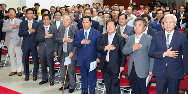 지난 10일 서울 태릉선수촌에서 열린 대한체육회 창립 95주년 기념식에서 김정행(왼쪽에서 다섯번째) 회장을 비롯한 체육계 인사들이 국기에 대한 경례를 하고 있다. 연합뉴스