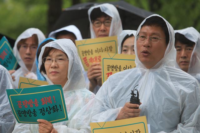 시민단체들로 구성된 공영방송이사추천위원회가 13일 정부과천청사 앞에서 기자회견을 열어 공영방송의 추천 이사를 발표하고 있다. 공영방송이사추천위원회 제공