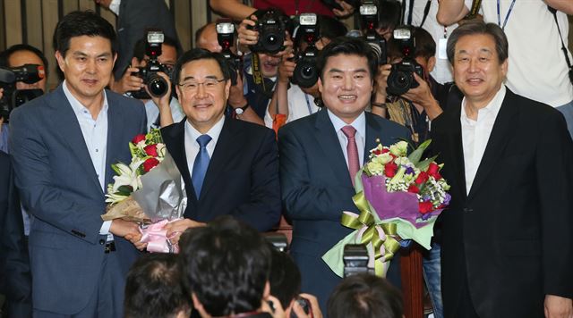 새누리당 원유철 새 원내대표와 김정훈 새 정책위의장이 14일 국회에서 열린 의원총회에서 꽃다발을 받고 있다. 오른쪽 부터 김무성 대표, 원유철, 김정훈, 김태호 최고위원. 연합뉴스