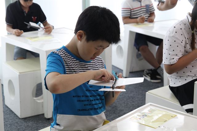 우드락을 이용해 비행기를 만들고 있는 어린이. 디지털파빌리온 제공