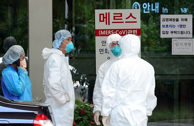 메르스관리대책본부가 지난달 말 삼성서울병원을 방문했던 50대 여성이 메르스(MERS 중동호흡기증후군) 확진 판정을 받았다고 밝힌 5일 오후 서울 강남구 삼성서울병원 입구에서 의료진이 분주하게 움직이고 있는 모습. 뉴시스