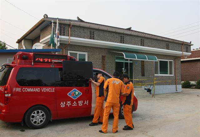 14일 오후 경북 상주시 금계1리 마을회관에 소방대원들이 나와있다. 마을회관에선 전날 남은 음료수를 나눠 마신 할머니 6명이 쓰러지는 사고가 발생했다. 연합뉴스