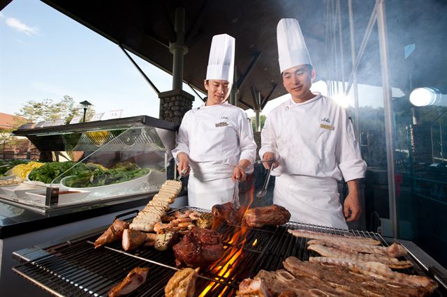 강원랜드 하이원 리조트가 18일부터 ‘산상 BBQ 뷔페’를 선보인다. 숯불로 구워지는 다양한 육류와 소시지, 싱싱한 해산물 바비큐를 즉석에서 맛 볼 수 있는 이 뷔페는 다음 달 22일까지 운영된다. 하이원리조트 제공