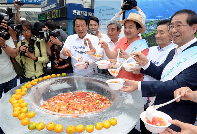 16일 오전 서울 명동에서 박원순 서울시장과 원희룡 제주도지사가 메르스 사태로 타격을 입은 관광산업의 활성화를 위해 외국인 관광객과 시민들에게 화채를 나눠 주며 홍보 캠페인을 펼치고 있다. 고영권기자 youngkh@hankookilbo.com