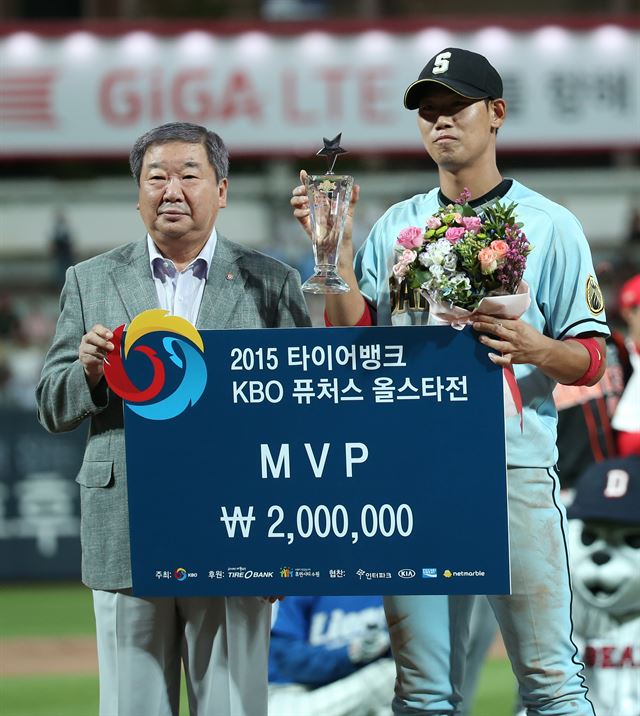 17일 경기도 수원kt위즈파크에서 열린 ‘2015 타이어뱅크 KBO 퓨처스 올스타전’ 퓨처스 드림과 퓨처스 나눔의 경기. 한화 하주석이 MVP로 선정된 뒤 기뻐하고 있다. 연합뉴스