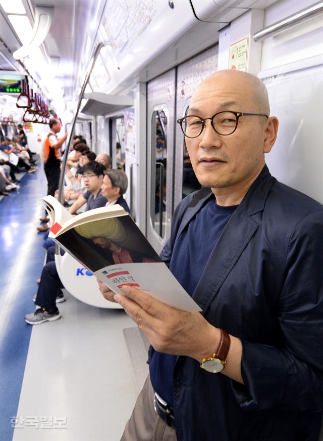 지하철이 최고의 도서관이라는 윤석윤(58)씨가 지난 5일 자택인 경기 군포에서 서울로 가던 지하철 1호선에서 터키 출신의 노벨문학상 수상자인 오르한 파묵의 소설 '하얀 성'을 읽고 있다. 홍인기기자 hongik@hankookilbo.com