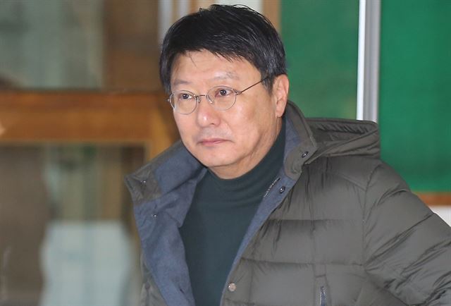 '청와대 문건유출' 재판의 증인 소환에 불응했던 박지만 EG그룹 회장이 구인영장이 발부되자 결국 법정 출석 의사를 밝혔다. 사진은 지난해 1월 12일 박 회장이 서울 강남구 자택을 나서는 모습. 연합뉴스