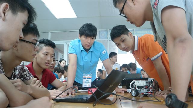 베트남 하노이 국립산업대 학생들이 코리아텍 IT교육봉사단원으로부터 레고로봇의 원리에 대한 설명을 듣고 있다. 코리아텍 제공