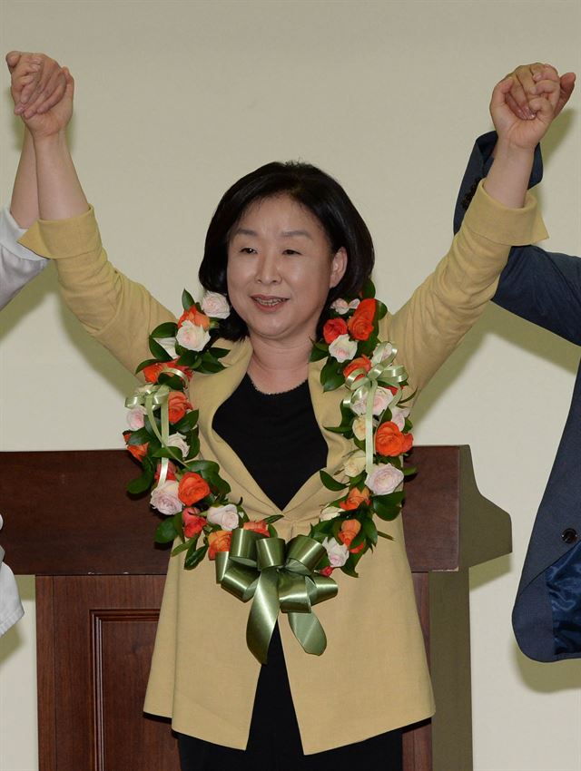 심상정 정의당 신임 대표가 19일 대표 경선에서 승리한 뒤 손을 들어 인사하고 있다. 오대근기자 inliner@hankookilbo.com