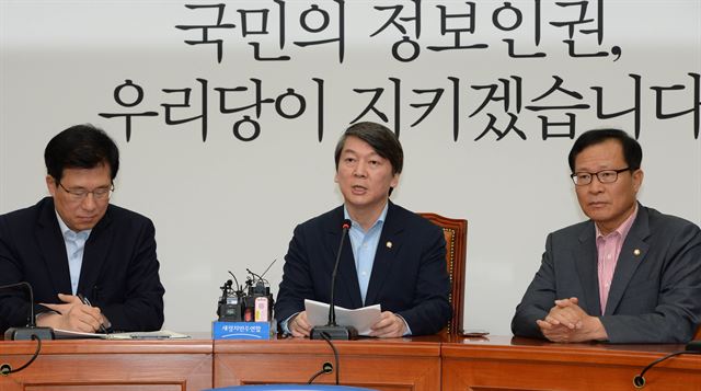 새정치민주연합 신경민(왼쪽) 의원과 안철수(가운데) 국민정보지키기 위원장이 19일 국회에서 국정원의 해킹 사건에 대한 기자간담회를 열었다. 오대근기자 inliner@hankookilbo.com