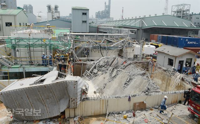 지난 3일 오전 울산 남구 여천동의 한화케미칼 2공장 폐수처리장 저장조에서 폭발 사고가 발생, 소방대원들이 실종자 수색작업을 하고 있다. 이 사고로 협력업체인 '현대환경' 소속 직원 6명이 사망했다. 울산=전혜원기자 iamjhw@hankookilbo.com