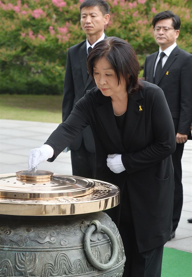 심상정 정의당 신임 대표가 20일 국립서울현충원을 찾아 참배하고 있다. 뉴시스