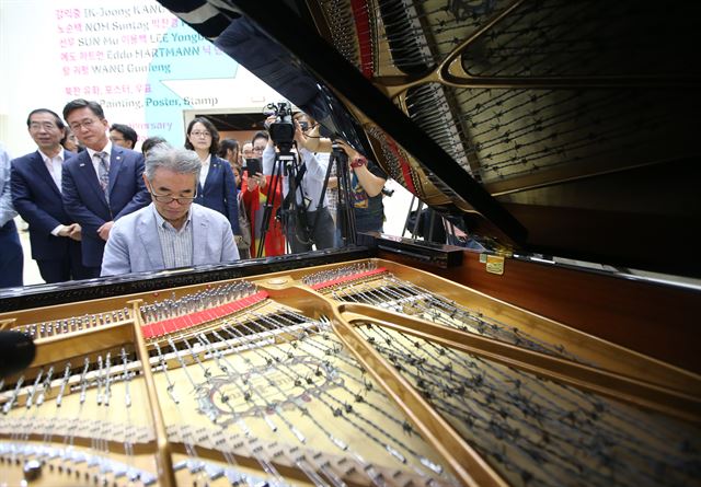 21일 서울 중구 서울시립미술관에서 열린 ‘광복70주년기념 북한프로젝트’ 전시 개막식에서 실향민인 이대용 희망나무선교회 선교사가 분단의 상징인 철조망으로 현을 만든 ‘통일의 피아노’로 아리랑을 연주하고 있다. 신상순 선임기자 ssshin@hankookilbo.com