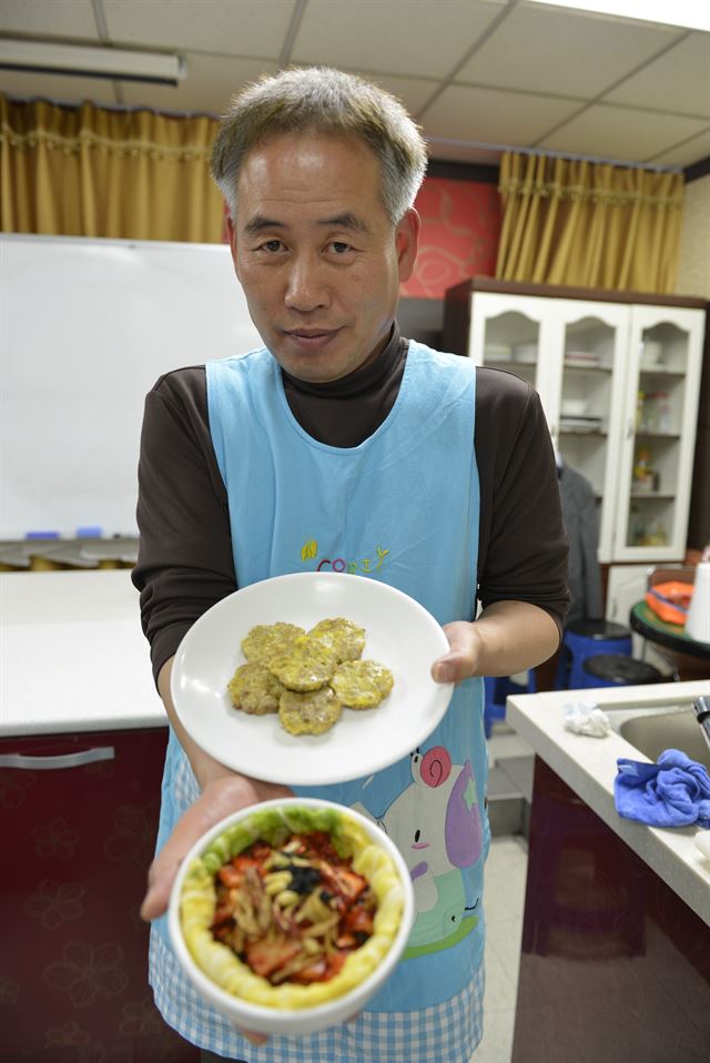 내 요리인생의 동반자인 김재산 선배가 직접 만든 요리를 들어보이고 있다. 그도 앞치마 두른 경상도 촌기자다.