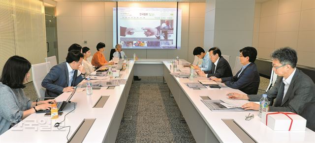 한국일보 독자권익위원들이 15일 서울 중구 세종대로 한국일보사 회의실에서 청와대와 여당 갈등, 그리스 사태 등에 대한 의견을 나누고 있다. 서재훈기자 spring@hankookilbo.com