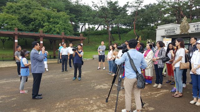 충남도와 코레일은 22일 백제역사유적지구 및 KTX 공주역 활성화를 겨냥한 신상품 개발을 위해 여행사 관계자와 블로거 등 60명을 초청, 공주ㆍ부여 백제문화권 팸투어를 개최했다. 충남도 제공