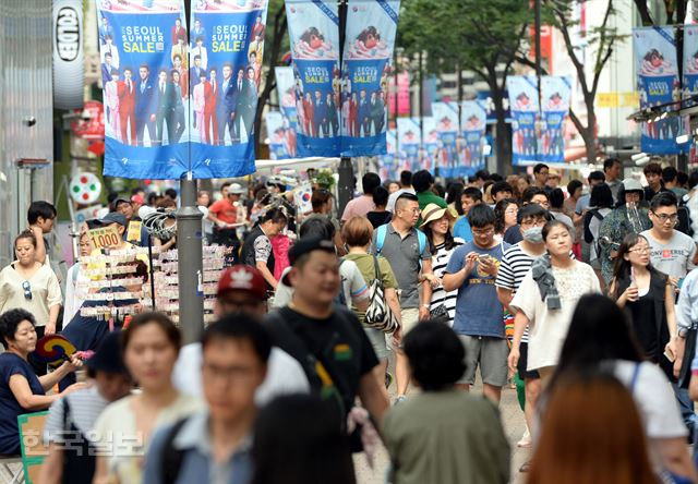 중동호흡기증후군(메르스)으로 한국행 발길이 뚝 끊겼던 중국인 관광객들이 다시 한국을 찾고 있다. 22일 오후 서울 명동 거리가 관광객들로 붐비고 있다. 서재훈기자 spring@hankkokilbo.com