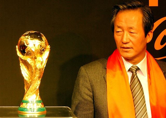 FIFA 월드컵트로피를 바라보고 있는 정 명예회장. 한국일보 자료사진