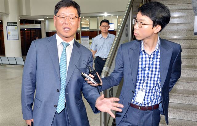 홍준표 경남도지사 변호를 맡은 이용구 변호사가 23일 오전 서울 서초구 중앙지법에서 열린 '성완종 리스트' 1차 공판준비기일을 마치고 나오고 있다. 홍준표 경남도지사는 2011년 6월 국회 의원회관에서 고(故) 성완종 전 경남기업 회장의 지시를 받은 윤승모 부사장으로부터 현금 1억원이 든 쇼핑백을 받은 혐의로 기소됐다. 다음 공판준비기일은 오는 8월 26일 오전 11시에 열린다. 뉴시스