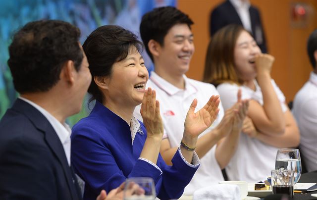 박근혜 대통령이 23일 광주하계유니버시아드 대회 선수단 및 관계자들을 청와대로 초청한 자리에서 축하공연을 보며 환하게 웃고 있다. 홍인기기자 hongik@hankookilbo.com