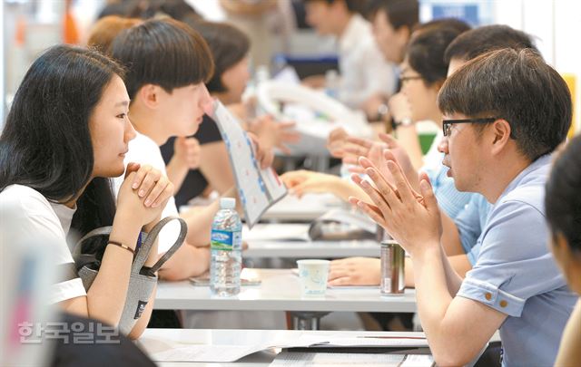 한국대학교육협의회 주최로 23일 서울 강남구 삼성동 코엑스에서 2016학년도 수시 대학입학정보박람회를 찾은 수험생들이 상담을 받고 있다. 서재훈기자 spring@hankookilbo.com