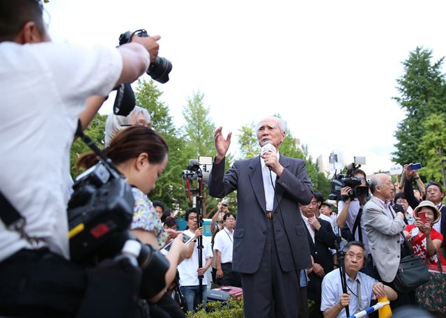 일본의 침략 전쟁을 사죄했던 무라야마 담화의 주인공인 무라야마 도미이치 전 일본 총리가 23일(현지시간) 도쿄의 중의원 앞에서 열린 아베 정권의 집단자위권 법안에 반대 시위에 참석해 발언을 하고 있다. 도쿄=신화 연합뉴스