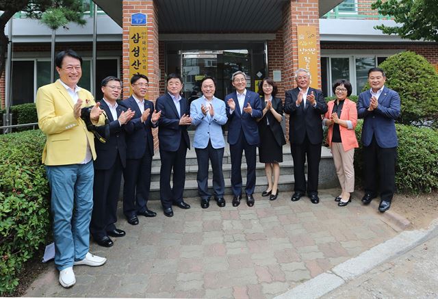 왼쪽부터 작은도서관 개관식에 참석한 가수 서수남씨, 홍학기 국민은행 경기중앙지역본부장, 김기환 KB국민은행 소비자보호그룹 대표, 강득구 경기도의회의장, 이필운 안양시장, 윤종규 국민은행장, 홍곤표 MBC사회공헌실장, 김수연 작은도서관만드는사람들 대표. 작은도서관만드는사람들 제공