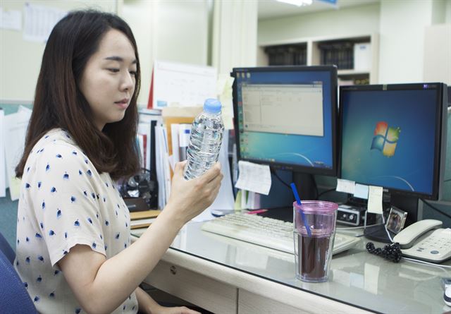 여름철 물을 충분히 마시지 않는 여성들은 탈수증세로 집중력 저하나 비만 등 우려가 높아질 수 있다고 전문의들은 지적한다. 한림대의료원 제공