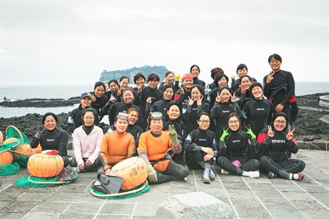 법환좀녀 마을해녀학교 첫 졸업생들이 제주 서귀포시 법환동 앞 바다에서 해녀 교사 등 해녀학교 관계자들과 기념촬영을 하고 있다. 졸업생 장미라씨 제공