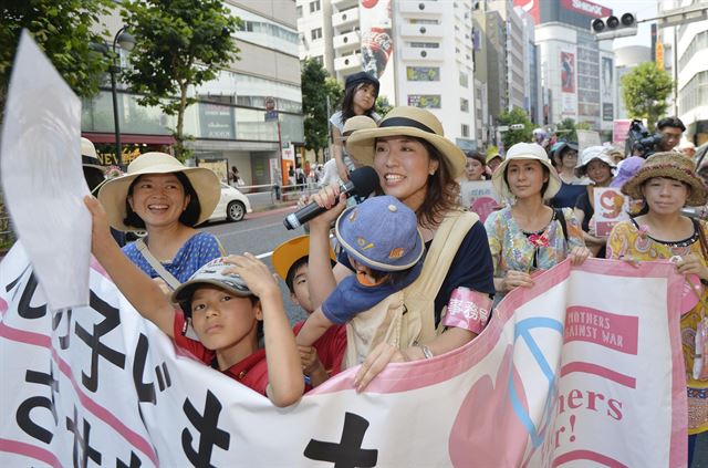 일본의 '엄마'들도 집단 자위권 법안에 반대하는 대열에 가세했다. '안전보장 관련 법안(일명 집단 자위권 법안)에 반대하는 어머니 모임'이 26일 도쿄 시부야(澁谷)에서 아이들과 함께 가두시위를 하고 있다. 도쿄=교도 연합뉴스