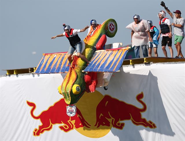 러시아 모스크바에서 열린 레드 불 플러그택(Red Bull Flugtag) 행사에 참가자들이 집에서 만든 비행기로 멀리 날기 도전을 하고 있다. 모스크바=TASS 연합뉴스