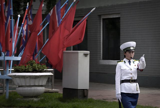 27일 한국전쟁 정전협정 체결 62주년을 맞은 가운데 북한의 평양에서 한 교통여경이 행인을 향해 호루라기를 불고 있다. 북한에서는 '조국해방전쟁 승리 기념일'로, 국가명절(국경일)이다. AP 연합뉴스