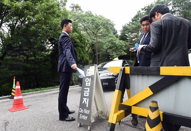 27일 오후 서울 광진구 워커힐 호텔 애스톤하우스에서 열린 배우 배용준과 박수진의 결혼식장 입구에서 경호원들이 출입을 통제하고 있다. 임민환 기자 limm@sporbiz.co.kr