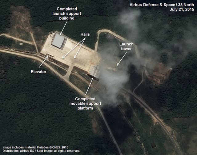 미국의 북한 전문 웹사이트 38노스가 28일 공개한 북한 평안북도 철산군 서해 동창리 로켓 발사장의 위성사진. 21일 촬영된 것으로 로켓부품을 발사대로 운반하는 이동식 지원 플랫폼과 발사지원 건물이 완공된 사실이 새롭게 확인됐다. AP=연합뉴스