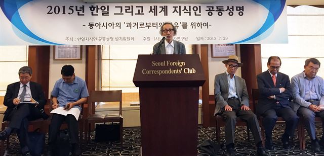 와다 하루키(和田春樹) 도쿄대 명예교수가 일본의 과거사 인정을 촉구하는 공동성명의 의미를 설명하고 있다. '한국병합' 100년 한일 지식인 공동성명' 발기위원회는 29일 서울 중구 한국프레스센터에서 열린 기자회견에서 "한·일 관계가 역행하는 상황을 우려하며 '2015년 한·일 그리고 세계 지식인 공동성명'을 발표한다"고 밝혔다. 연합뉴스