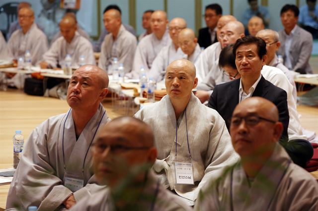 29일 서울 송파구 석촌동 불광사에서 '종단혁신과 백년대계를 위한 사부대중 100인 대중공사'가 열리고 있다. 이날 대한불교조계종은 '서의현 전 총무원장 재심 결정을 통해 본 종단개혁'을 긴급 의제로 논의했다. 연합뉴스