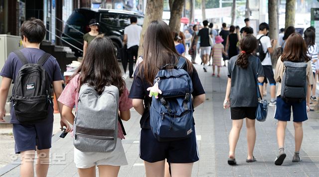 전국 초ㆍ중ㆍ고교가 여름방학에 들어간 가운데 30일 오후 서울 강남구 대치동 학원가는 커다란 가방을 멘 채 학원으로 향하는 학생들로 가득하다. 배우한기자 bwh3140@hankookilbo.com