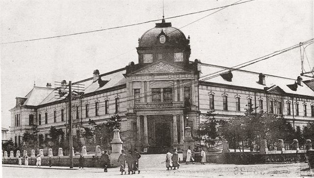 1894년 완공된 독일제국의회 의사당(맨 위 사진)은 아테네를 흠모한 ‘프로이센 고전주의’의 굵직한 건축 기풍에 여타 고전주의 요소가 혼재됐다. 동양의 독일을 꿈꾼 일본에서는 1904년 건물 모서리 주 출입구 위에 창을 지닌 웅대한 돔을 설치해 프로이센식 엄격함을 재현한 요코하마 정금은행 사옥(가운데 사진)이 들어섰다. 1912년 조선에 준공된 동양척식주식회사 경성 지점 사옥(마지막 사진) 역시 독일식 고전주의의 변종으로 기관 성격만큼이나 위압적인 외관을 갖췄다. 천년의상상 제공