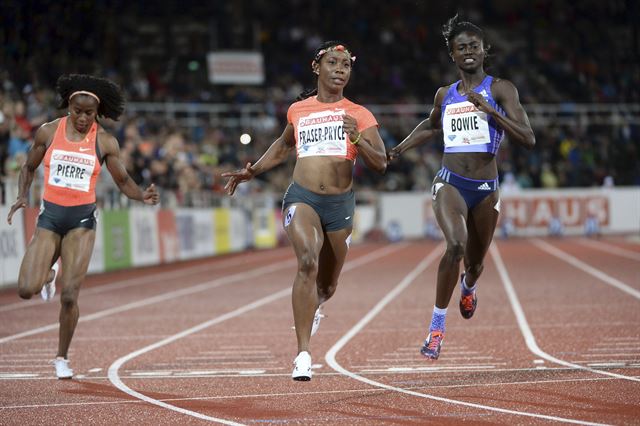 셸리 앤 프레이저 프라이스(자메이카)가 국제육상경기연맹(IAAF) 다이아몬드리그 여자 100m 결선에서 1위로 결승선을 통과하고 있다. 스톡홀름=로이터 연합뉴스