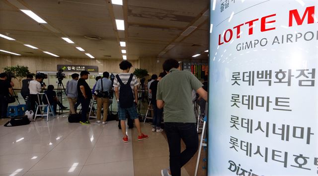 31일 오후 서울 김포공항 국제선 입국장에서 기자들이 롯데그룹 신동빈 회장 입국을 기다리고 있다 . 배우한기자 bwh3140@hankookilbo.com