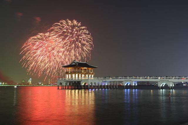 지난 7월30일 밤 포항국제불빛축제가 개막한 가운데 화려한 불꽃이 포항 영일대해수욕장 상공을 수놓고 있다. 포항시 제공/2015-07-31(한국일보)