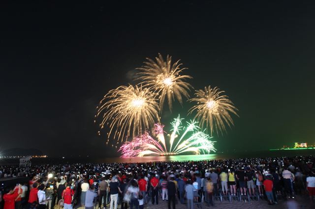 지난 7월30일 밤 포항국제불빛축제가 개막한 가운데 화려한 불꽃이 포항 영일대해수욕장 상공을 수놓고 있다. 포항시 제공/2015-07-31(한국일보)