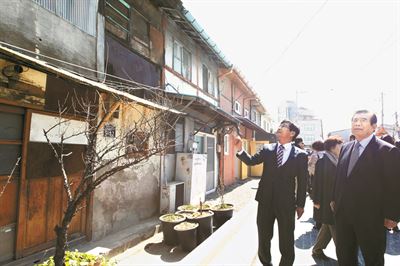 3월 한광옥 국민대통합위원회 위원장(오른쪽)과 이흥수 인청 동구청장이 민관 협력 우수사례로 꼽힌 마을개발 현장을 둘러보고 있다. 인천도시공공성네트워크 제공