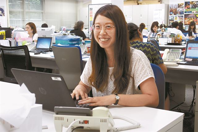 도쿄 지요다(千代田)구 오테마치(大手町)의 한 기업에서 사내 데이터베이스 업무를 맡고 있는 마에다 토모요(前田知世ㆍ26)씨는 “컴퓨터 관련 경력이 전혀 없는데도 취업할 수 있게 돼 기쁘다”며 활짝 웃었다. 도쿄=박석원특파원