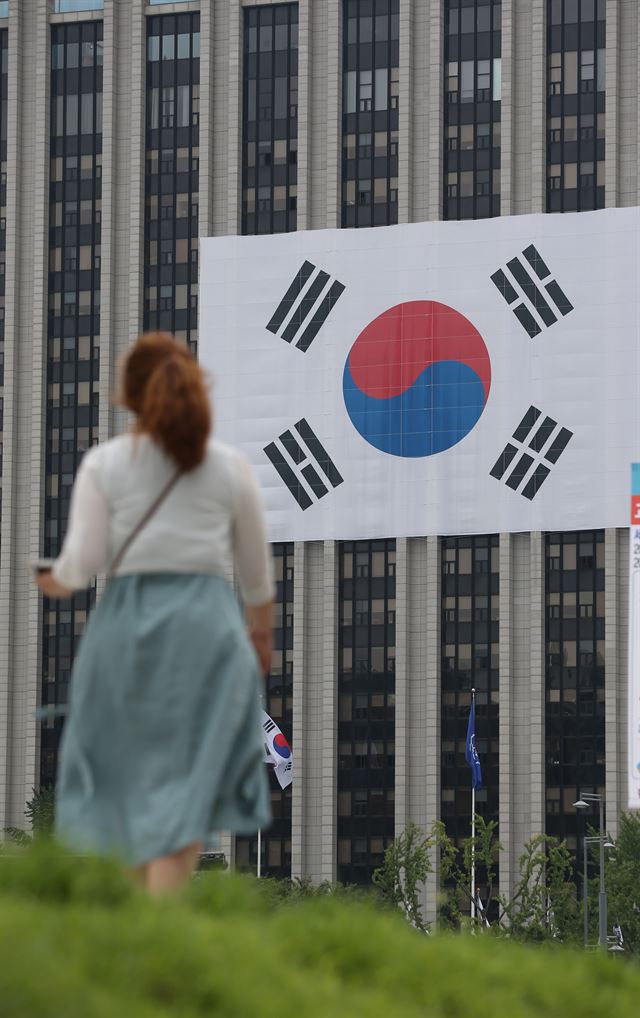 광복 70주년을 앞두고 2일 서울 종로구 세종로 정부서울청사에 대형 태극기가 걸려있다. 서울시는 광복절인 15일까지 국가상징거리 일대 고층건물 30곳의 외벽에 대형 태극기를 설치하는 태극기 사랑운동을 한다. 연합뉴스