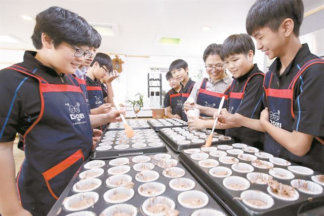 서울 풍납중학교 학생들이 30일 오전 서울 송파구 오금동에 있는 문화공간 ‘또래울’에서 머핀을 만들고 있다. 송파구 제공