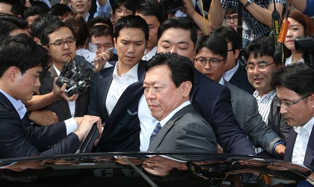 신동빈 롯데그룹 회장이 3일 김포공항을 통해 귀국한 뒤 차량에 타고 있다. 김포공항=연합뉴스