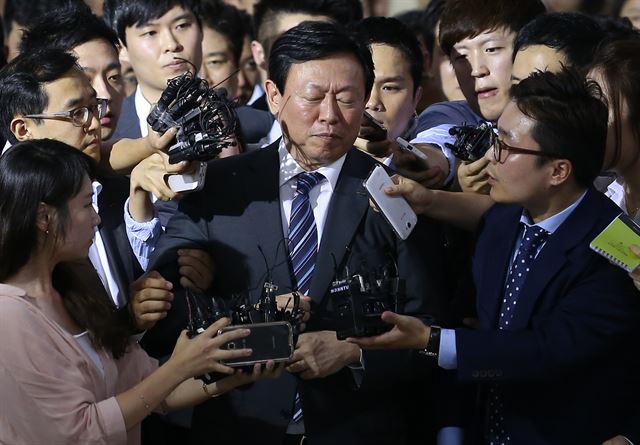 신동빈 롯데그룹회장이 3일 오후 서울 강서구 김포국제공항을 통해 입국 하고 있다. 서재훈기자 spring@hankookilbo.com